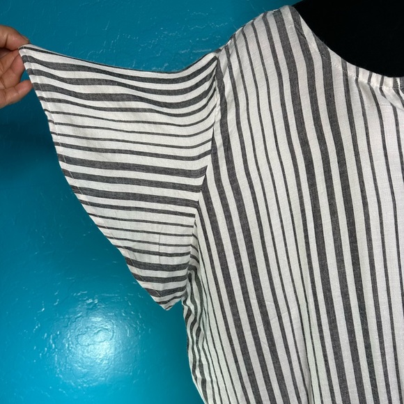 French Laundry Women's Striped gray white Blouse flutter sleeves - Picture 2 of 9